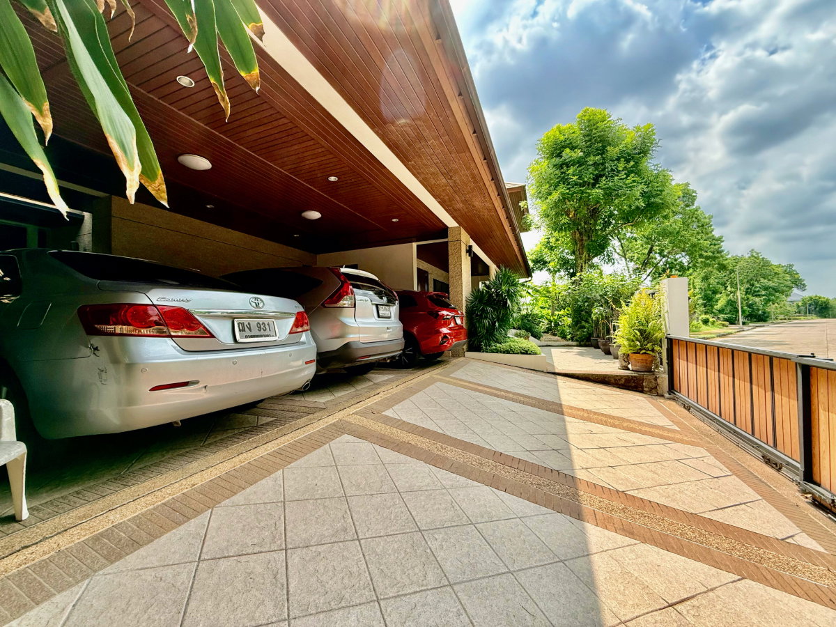 รูป ขายบ้านเดี่ยวหลังใหญ่ 243 ตร.ว. หมู่บ้านปัญญาอินทรา P1 พื้นที่ใช้สอย 560 ตร.ม.  ทิศใต้ ฮวงจุ้ยเศรษฐี  มีบ่อปลาคาร์ฟและสวนสวยหลังบ้าน พร้อมอยู่!  - รูปที่ 4/83