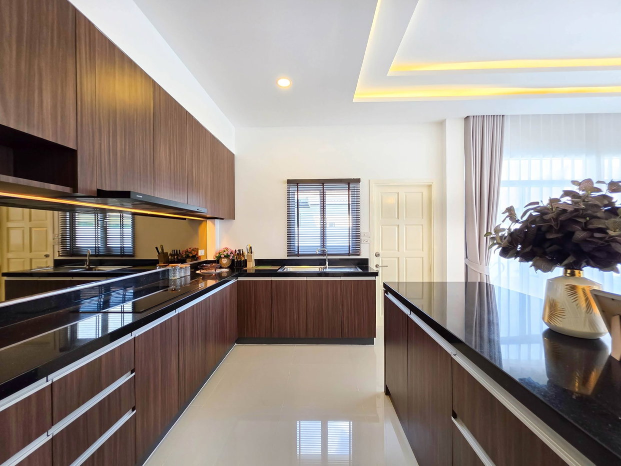 รูป Luxury 3-Bedroom Pool Villa for Sale Huay Yai - รูปที่ 11/28