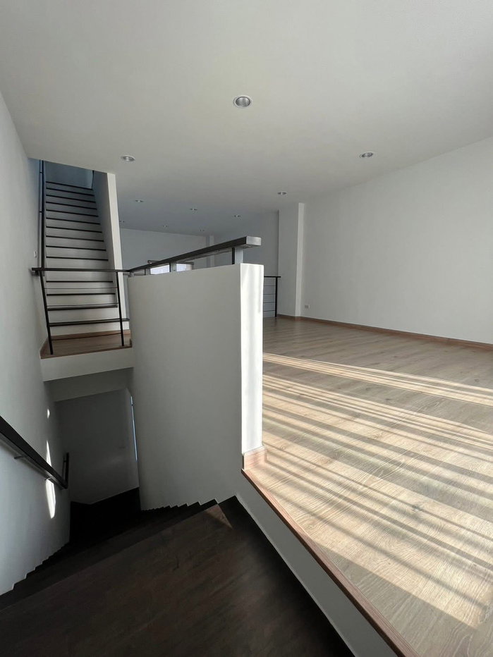 รูป 🏡✨ ให้เช่า ทาวน์โฮม 3.5 ชั้น Premium Place พหลโยธิน-รามอินทรา 4 ห้องนอน 3 ห้องน้ำ ติดถนนเทพรักษ์ เดินทางสะดวก ใกล้ทางด่วนและรถไฟฟ้าสายสีเขียว - รูปที่ 7/13