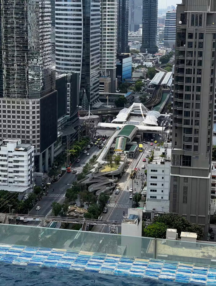 รูป READY TO LIVE Stunning downtown condominium with SkyPool - รูปที่ 14/16