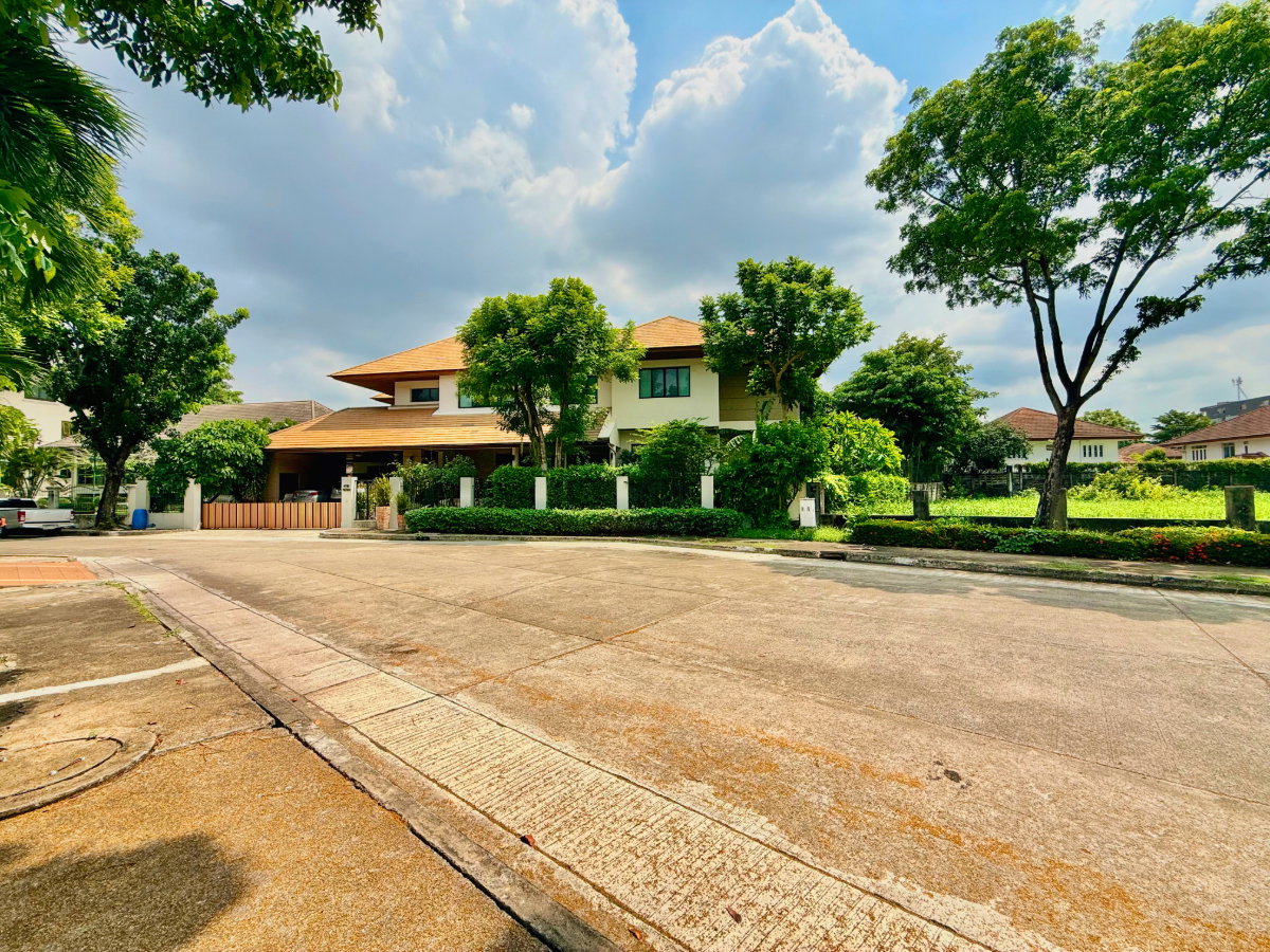 รูป ขายบ้านเดี่ยวหลังใหญ่ 243 ตร.ว. หมู่บ้านปัญญาอินทรา P1 พื้นที่ใช้สอย 560 ตร.ม.  ทิศใต้ ฮวงจุ้ยเศรษฐี  มีบ่อปลาคาร์ฟและสวนสวยหลังบ้าน พร้อมอยู่!  - รูปที่ 22/83