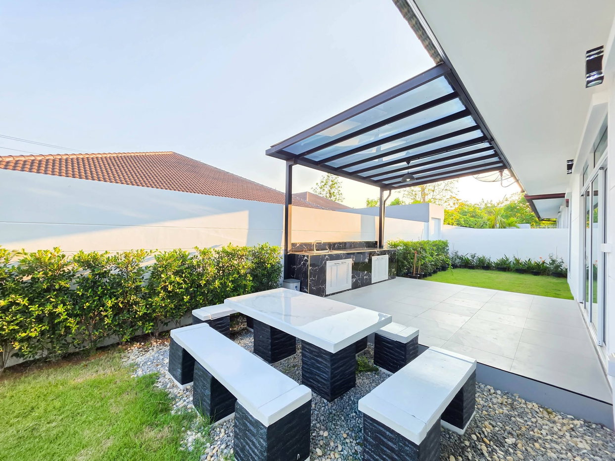 รูป Luxury 3-Bedroom Pool Villa for Sale Huay Yai - รูปที่ 24/28