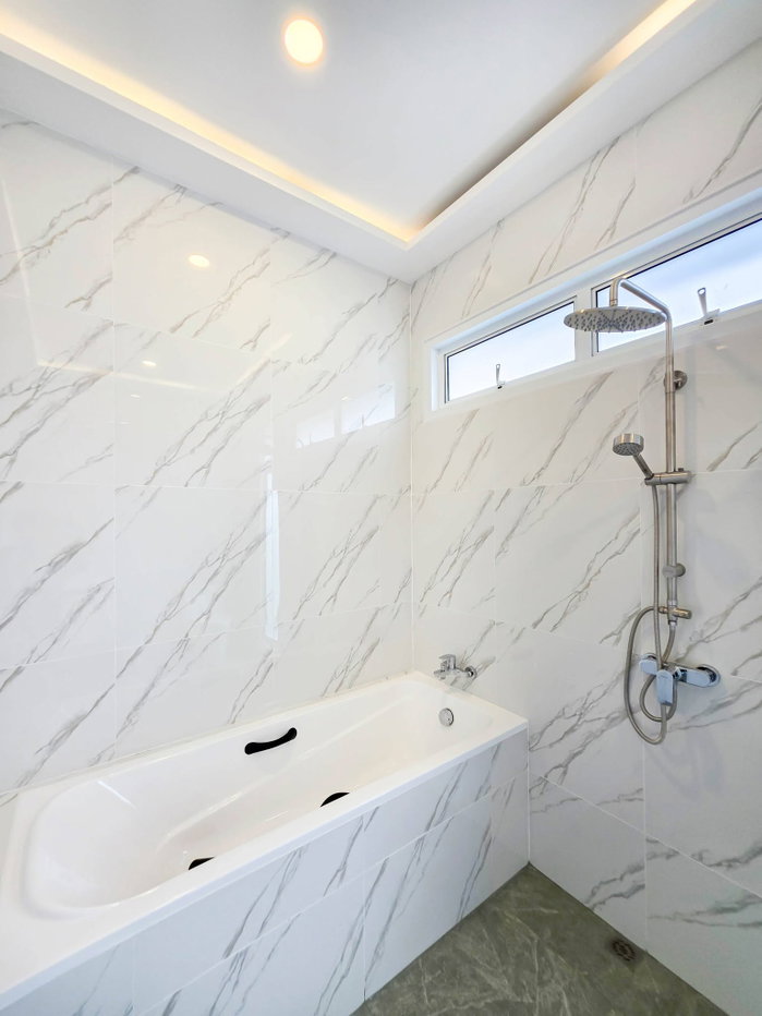 รูป Luxury 3-Bedroom Pool Villa for Sale Huay Yai - รูปที่ 19/28