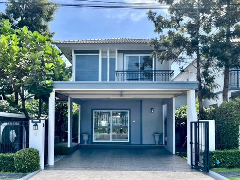 Large, detached house for sale, fully functional, prime location.