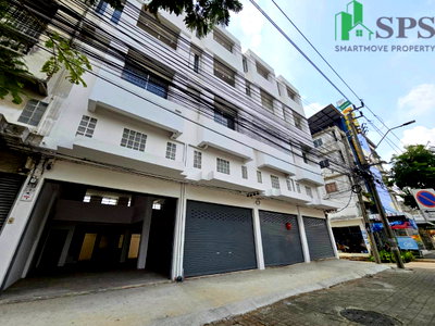 Shophouses for rent : 4.5 Storey Commercial Building with 4 combined units on Chalerm Phrakiat Rama IX Road (SPSP658)