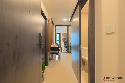 Condo in High-potential, Central City Location XT Huaikhwang near MRT Huai Khwang Station