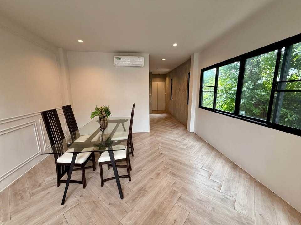 picture LTHC15700 – Luxury Pet-Friendly Townhome for Rent Ekkamai | Corner Unit with Big Garden | 80,000 THB | ทาวน์โฮมหรูให้เช่า เอกมัย บ้านมุม พร้อมสวนขนาดใหญ่ เลี้ยงสัตว์ได้ - 3/6