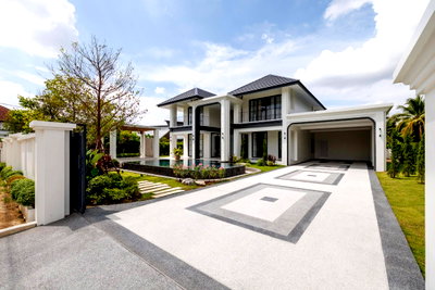 Houses for sale Chiang Mai : Selling a Super Luxury Pool Villa, large and luxurious, in the Saraphi area. Spacious plot of land, 212 sq.wa.