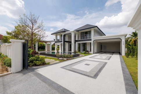 Selling a Super Luxury Pool Villa, large and luxurious, in the Saraphi area. Spacious plot of land, 212 sq.wa.