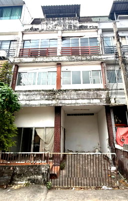 Townhouses for sale รัชโยธิน : 🔥 FOR SALE: 4-StoryTownhouse in Soi Ratchadapisek 32 (Soi Arphaphirom). Prime city-center location with massive usable space, perfect 