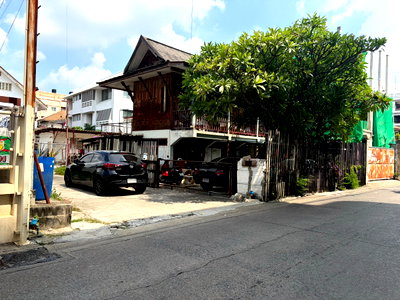 ที่ดิน ถนนประดิษฐ์มนูธรรม : ขายที่ดิน 1 ไร่ 21 ตร.วา พร้อมสิ่งปลูกสร้าง ซอยลาดพร้าว 80 แยก 12 ใกล้ MRT มหาดไทย ราคา 48 ล้านบาท