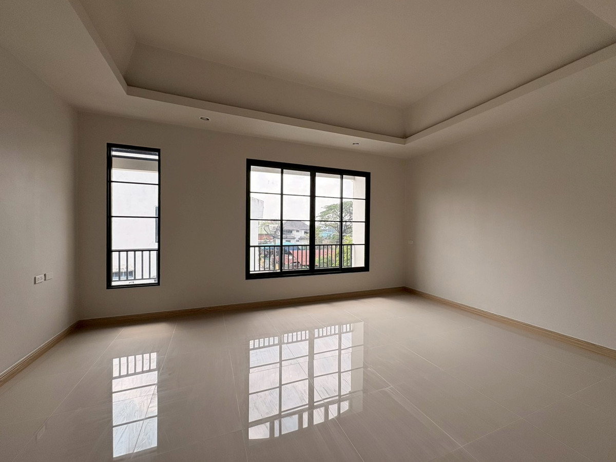 รูป WS7697 🏡✨ ให้เช่า ทาวน์โฮมหรูรีโนเวท 📍 บ้านกลางเมือง ลาดพร้าว–โยธินพัฒนา  ใกล้ The Crystal และ Central EastVille เพียง 75,000 บาท/เดือน - รูปที่ 3/16