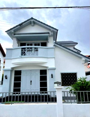 บ้านเดี่ยว สถาบันการพลศึกษา วิทยาเขตชลบุรี : ขายบ้านเดี่ยวหลังใหญ่ หมู่บ้านแคลิฟอเนีย แกรนด์ เดอ วิว บรรยากาศร่มรื่น
