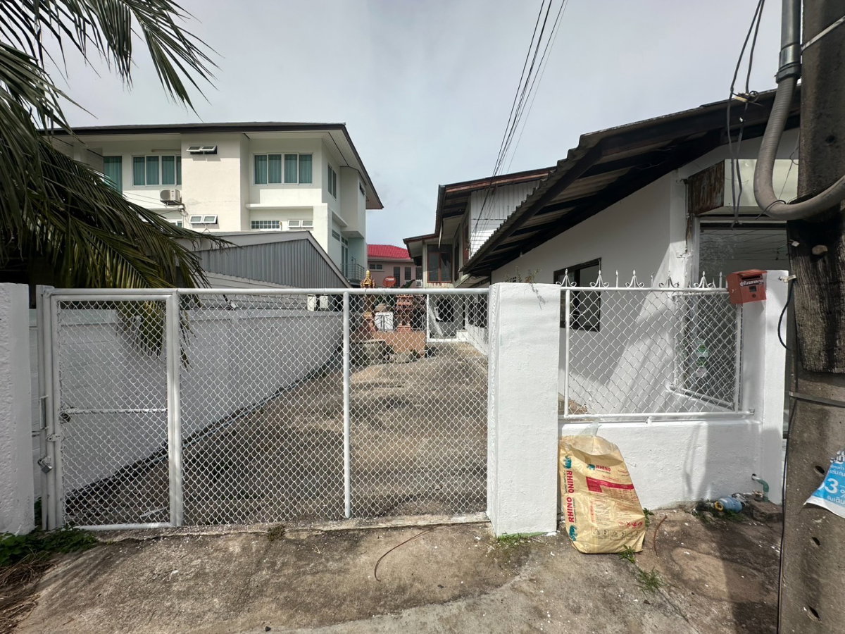 รูป ขายบ้าน 2 ชั้น พร้อมอาคารหน้าร้าน บางเสร่ สัตหีบ ใกล้หาดบางเสร่ เหมาะลงทุนและทำธุรกิจ - รูปที่ 2/7