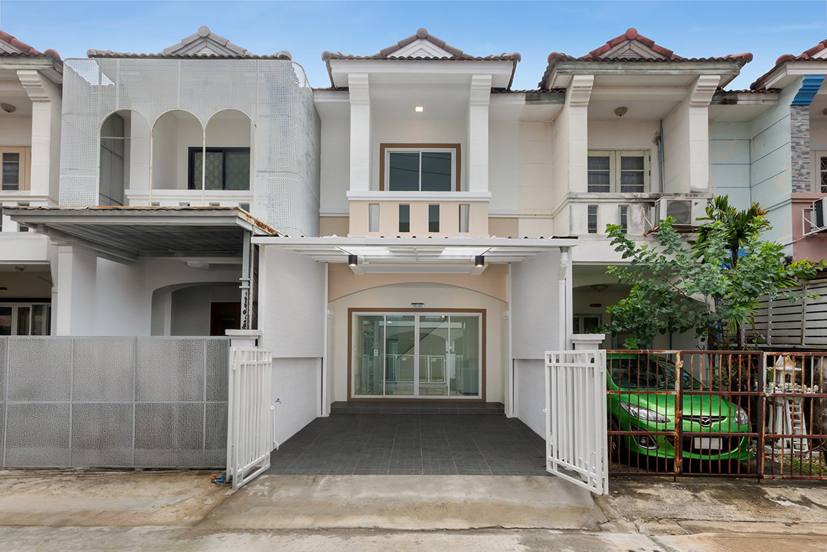 รูป ทาวน์โฮม 2 ชั้น รีโนเวทใหม่ พุทธชาด บางบัวทอง (ซอยเถ้าแก่น้อย) ใกล้สี่แยกบางพลู ต่อเติมครบ หิ้วกระเป๋าเข้าอยู่ได้เลย - รูปที่ 1/11