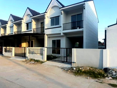Townhouses for sale Bang Lamung Chonburi : ✅ 2-story townhome for sale, corner unit, open for reservation with furniture ✅ Ratanakorn Village 25