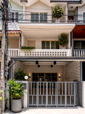 ทาวน์โฮม กรุงเทพมหานคร : 🏡 เจ้าของขายเอง! บ้านรีโนเวทใหม่ทั้งหลัง หมู่บ้านสินทวี 8 พระราม 2 พร้อมอยู่ ราคา 3.69 ล้านบาท 🏡