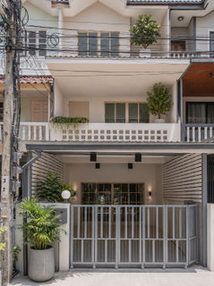 🏡 Owner selling directly! Newly renovated house in Sinthawee 8 Village, Rama 2. Ready to move in. Price: 3.69 million baht. 🏡