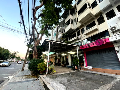 Home office for rent Bangkok : Building for rent on Sukhumvit 101/1  Road.