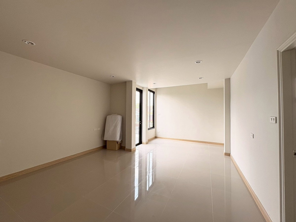 รูป WS7697 🏡✨ ให้เช่า ทาวน์โฮมหรูรีโนเวท 📍 บ้านกลางเมือง ลาดพร้าว–โยธินพัฒนา  ใกล้ The Crystal และ Central EastVille เพียง 75,000 บาท/เดือน - รูปที่ 9/16