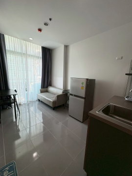 Pet-friendly condo on a high floor near the sea.