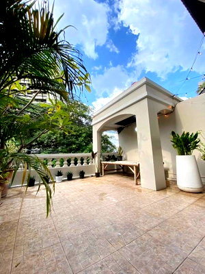 Townhouses for rent Bangkok : LTHC15695 – Luxury Townhouse for Rent Ekkamai | Spacious 4 Floor Residence | Near BTS Ekkamai | 90,000 THB | ทาวน์เฮาส์หรูให้เช่า เอกมัย พื้นที่กว้าง ใกล้ BTS เอกมัย