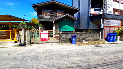 บ้านเดี่ยว ศูนย์ฝึกพาณิชย์นาวี : ขายบ้านเดี่ยว 2ชั้นเนื้อที่ 39 ตร.ว บ้านครึงปูนครึ่งไม้ 3ห้องนอน 2ห้องน้ำ ถนนสุขุมวิท115 