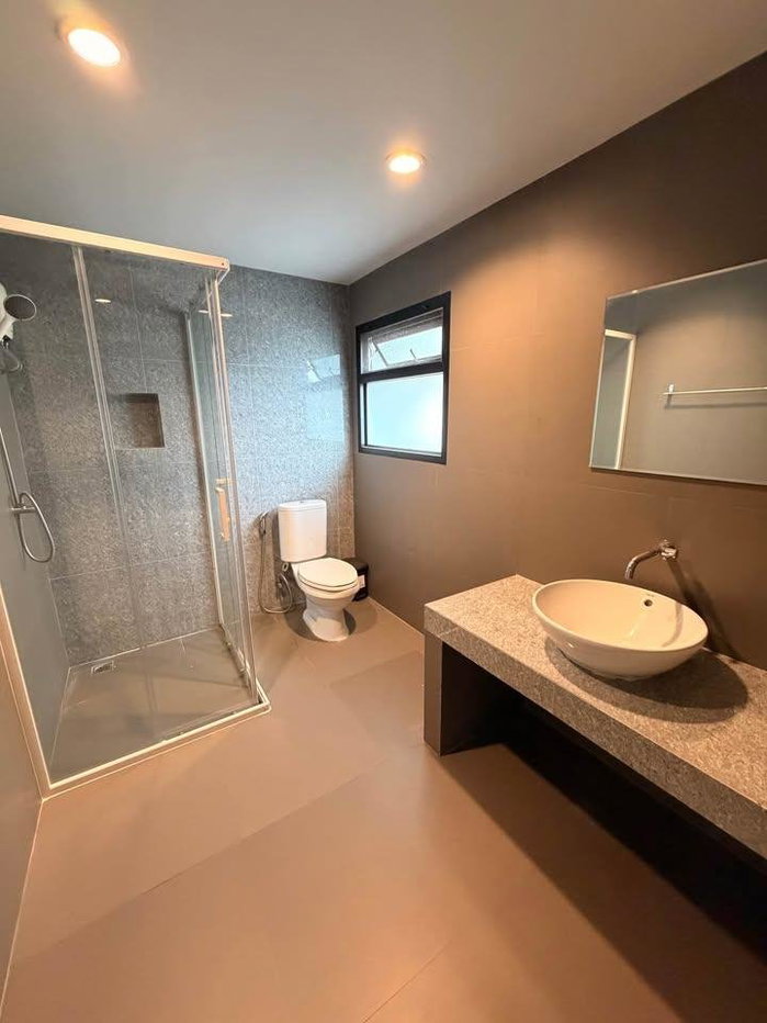 picture LTHC15700 – Luxury Pet-Friendly Townhome for Rent Ekkamai | Corner Unit with Big Garden | 80,000 THB | ทาวน์โฮมหรูให้เช่า เอกมัย บ้านมุม พร้อมสวนขนาดใหญ่ เลี้ยงสัตว์ได้ - 5/6