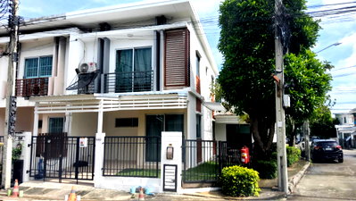 Townhouses for rent : Townhome for rent with a lush garden... Pruksa Town Next On Nut - Rama 9 