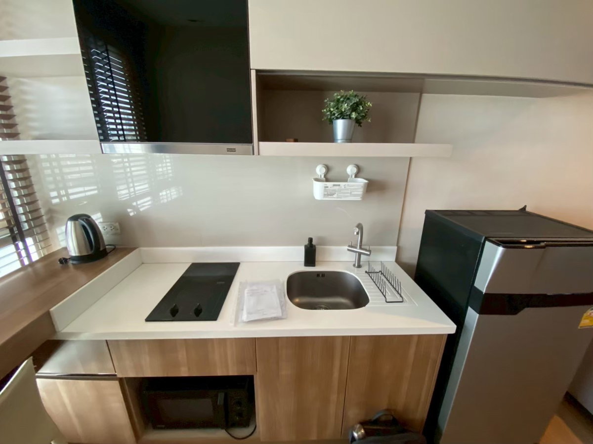 picture 𝐑𝐡𝐲𝐭𝐡𝐦 𝐒𝐚𝐭𝐡𝐨𝐫𝐧 𝟐𝟏 ✨Fully furnished and electrical appliances. Ready to move in // If interested, contact LineID:@thirdproperty - 9/9