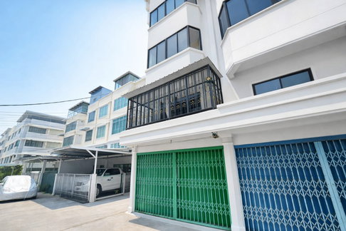 Iconsiam 2.68กม.อาคารพาณิชย์ 4 ชั้น 2 น้ำ 20 ตร.วา.320 ตร.ม. ใกล้ BTS โพธิ์นิมิตร 700 ม.ใกล้รพ.สมเด็จพระปิ่นเกล้า 900 ม ห้องหัวมุม 4 นอน