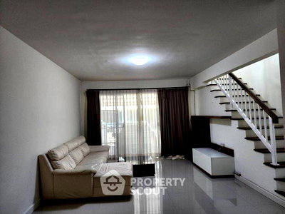 Townhouses for sale Bangkok : 3-BR Townhouse in Hua Mak (ID 2974362)
