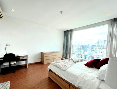 Condos for sale : ST644/For Sale: Fullerton Sukhumvit – High-Floor 2BR Pet-Friendly Luxury Condo Near BTS Ekkamai