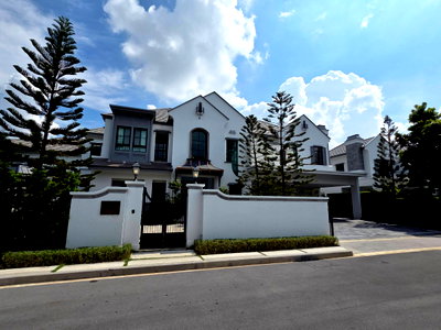Houses for rent Bangkok : RS6395 For Rent: Nantawan Rama 9 – Krungthep Kreetha, a luxury residence in a prime new location on the new Krungthep Kreetha road.