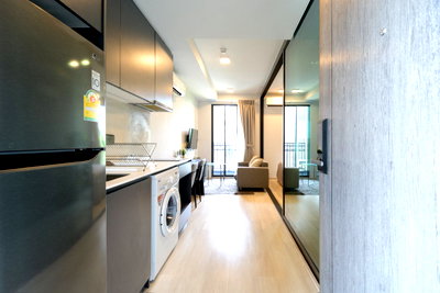 Condos for rent : Venio Sukhumvit 10, 8th floor room, highest floor of the building. See the complete Asoke view and convenient travel in the Asoke location.