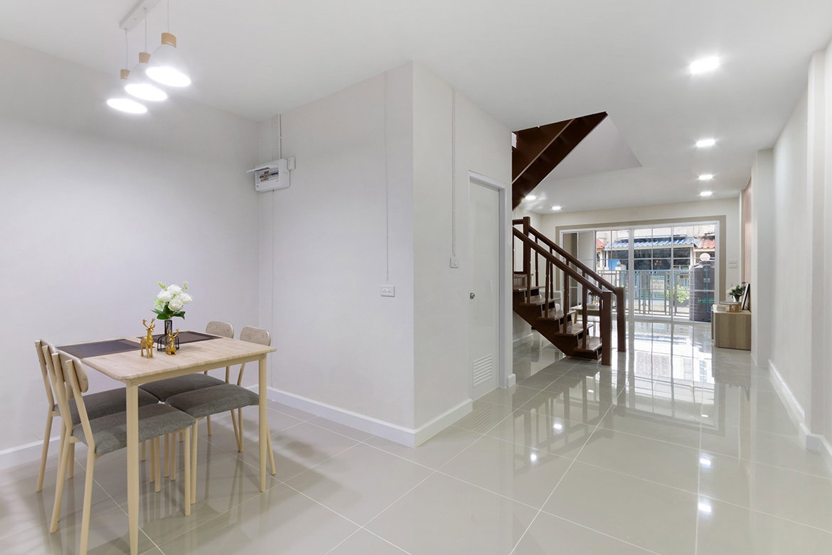 รูป ทาวน์โฮม 2 ชั้น รีโนเวทใหม่ หมู่บ้านบุศรินทร์ บางบัวทอง ต้นโครงการ ใกล้สี่แยกบางพลู ต่อเติมครบ หิ้วกระเป๋าเข้าอยู่ได้เลย - รูปที่ 4/9