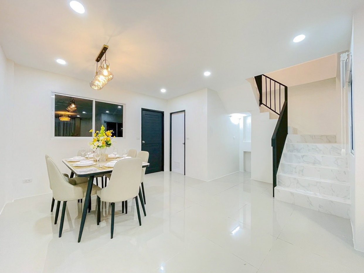 รูป 2 Storey Townhome for Sale East Pattaya Fully Furnished - รูปที่ 4/13