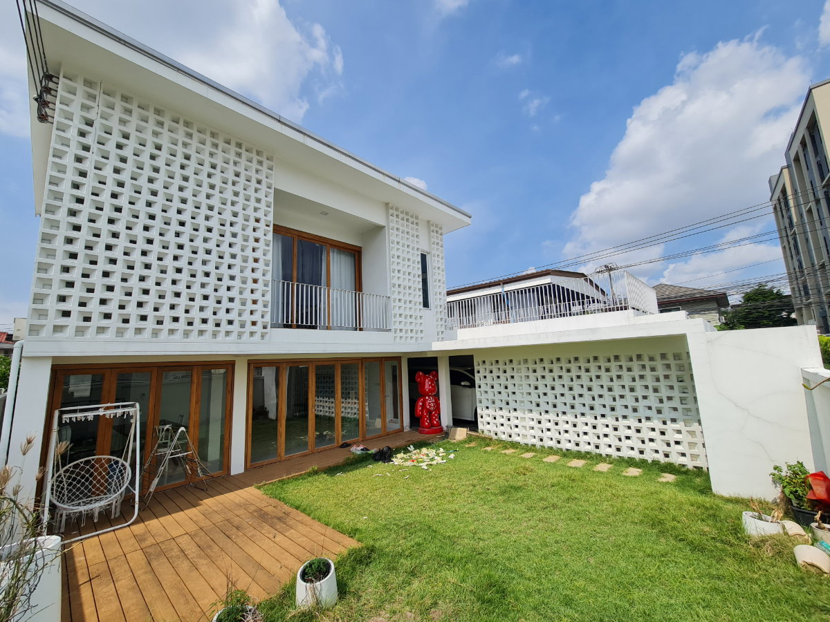 รูป ขายด่วน (จะย้ายไปต่างประเทศ) บ้านสวยพร้อมอยู่ 60 ตรว. Minimal Style by Renos หมู่บ้านเสรี, รามคำแหง, พระราม 9 (Seri Village Ramkhamhaeng - Rama 9) - รูปที่ 10/27