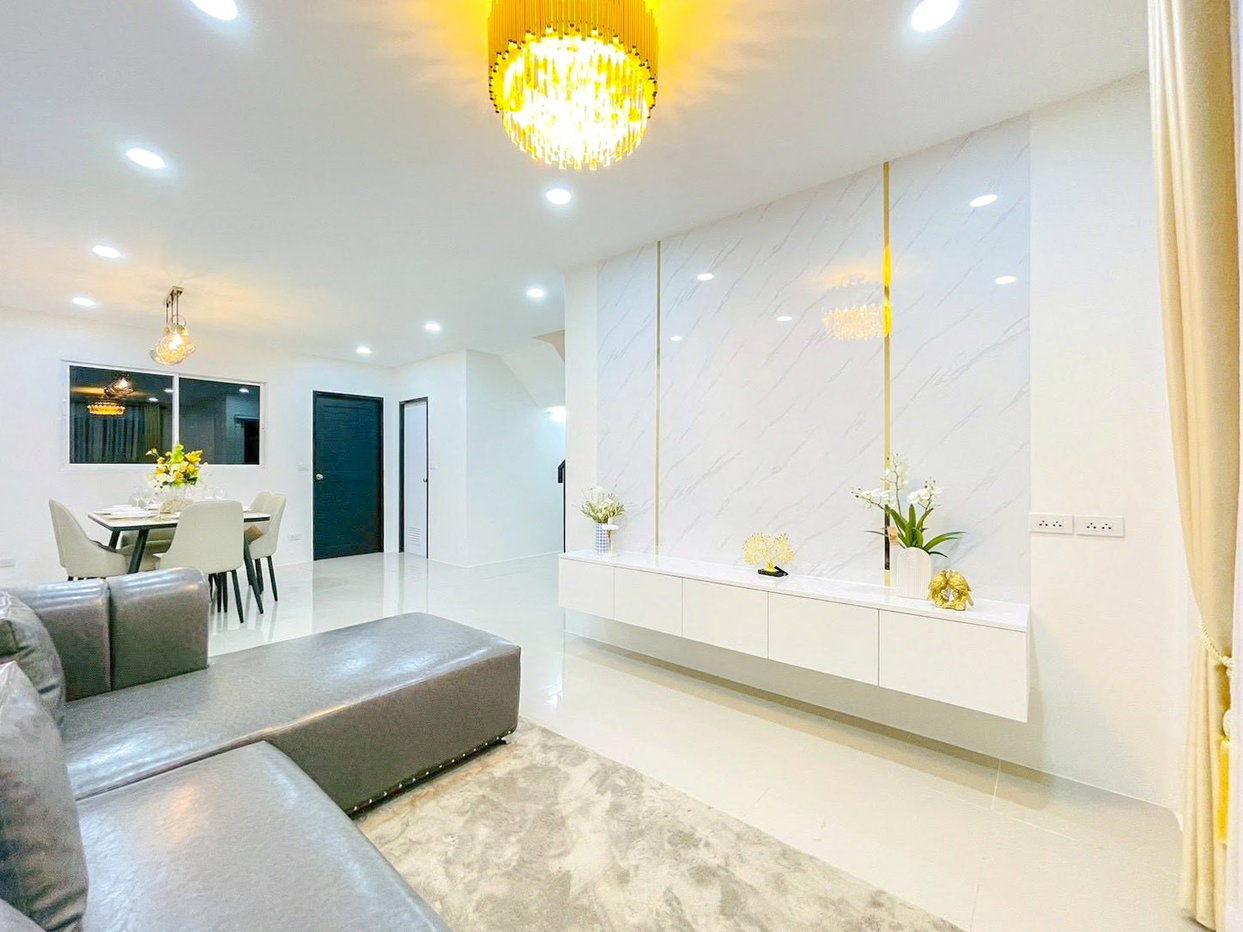 รูป 2 Storey Townhome for Sale East Pattaya Fully Furnished - รูปที่ 3/13