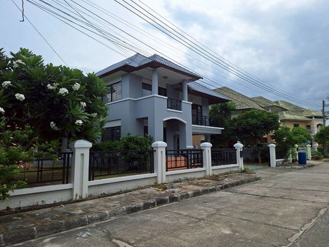 Two-story detached house for rent in a prime location in Bang Phra, Si Racha, Chonburi, near Central Plaza shopping mall.