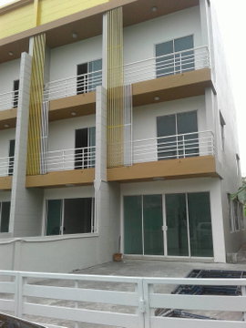 Home office for rent in a prime location, near the university, on Ngamwongwan Road.