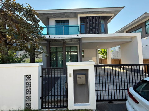 For rent Setthasiri Pattanakarn 2-storey detached house pet friendly Land size 55 sq.wah Usable area 180SQM 4 bedrooms 3 bathrooms Parking for 2 cars