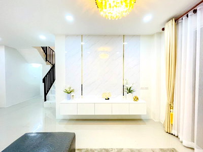 Townhouses for sale Chonburi : 2-Storey Townhome for Sale East Pattaya Fully Furnished