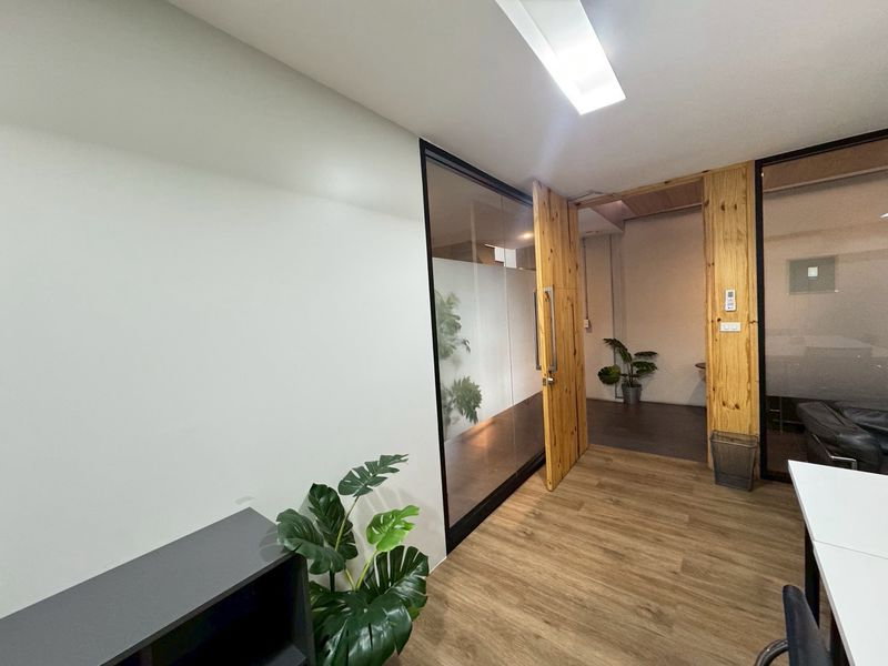 picture Serviced Office for Rent, Silom, near BTS Chong Nonsi, Utilities Included, Company Registration Possible - 9/10