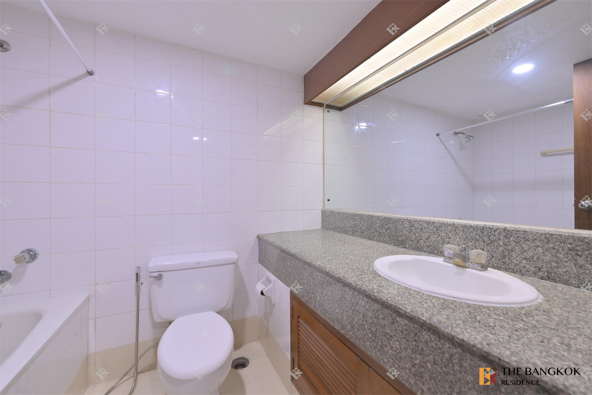 picture Baan Suanpetch near BTS Phrom Phong Ready-to-move-in Condo, Central City Location - 1/10