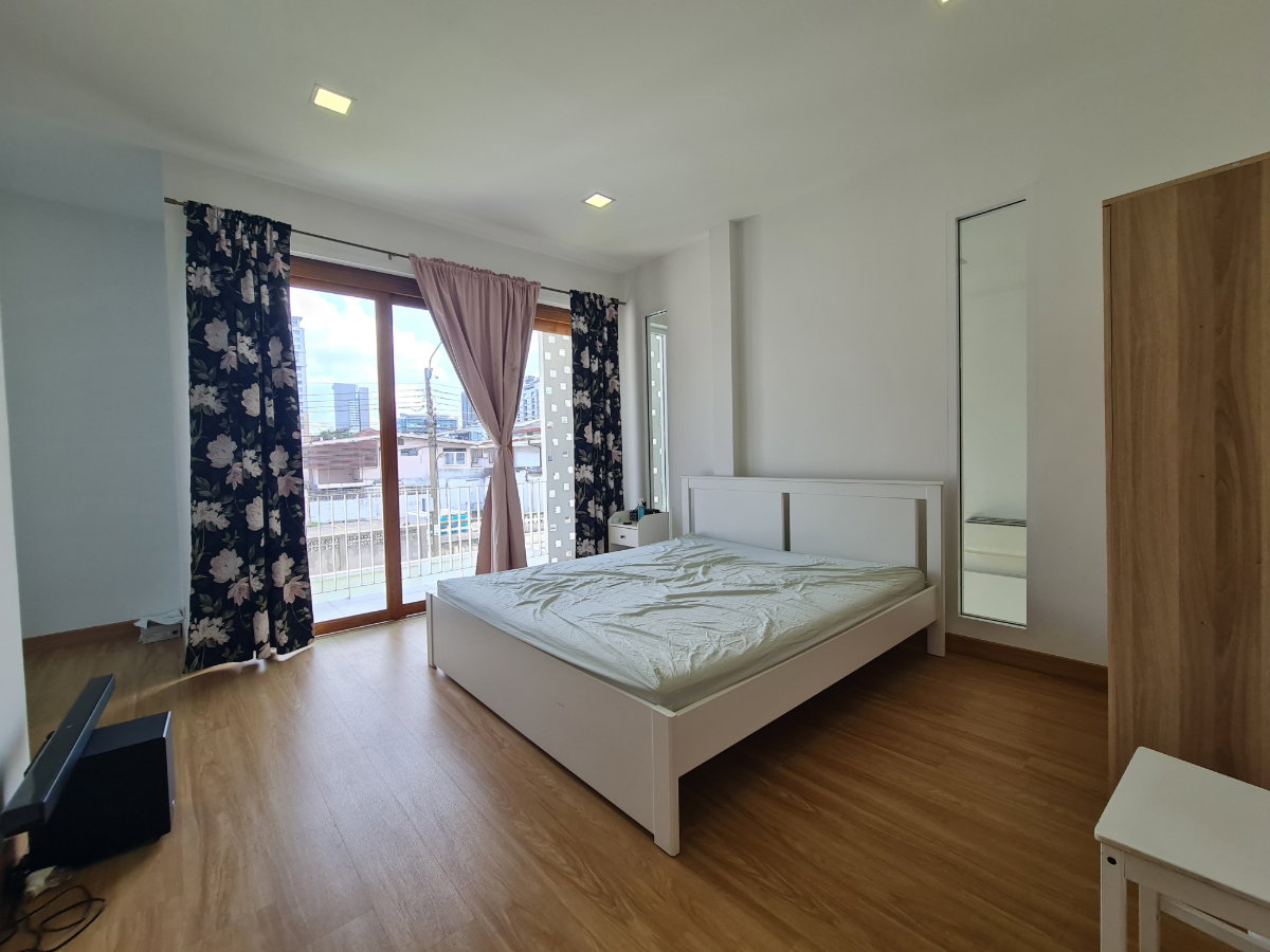 รูป ขายด่วน (จะย้ายไปต่างประเทศ) บ้านสวยพร้อมอยู่ 60 ตรว. Minimal Style by Renos หมู่บ้านเสรี, รามคำแหง, พระราม 9 (Seri Village Ramkhamhaeng - Rama 9) - รูปที่ 26/27
