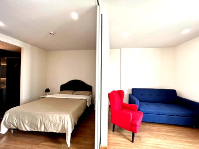 Condos for rent Maya Chiang Mai : The Nimmana Condo, at Nimman Rd soi6 with pool and doi Suthep view Tel +6682-389-9314