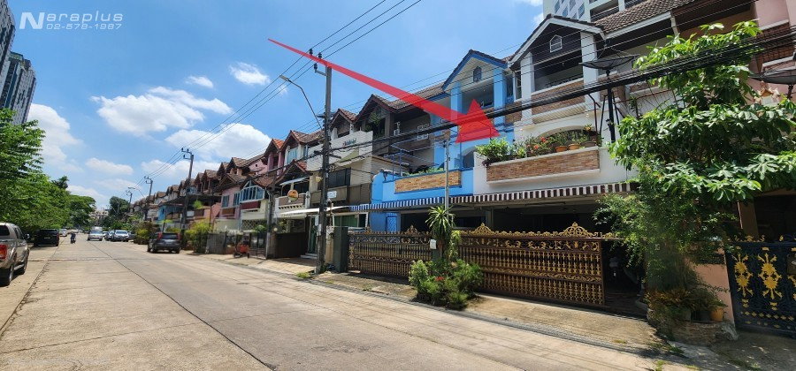 รูป 69050308 : ขายทาวน์โฮม 3 ชั้น ครึ่งเล่นระดับ บนเนื้อที่ขนาด 37 ตารางวา 4 ห้องนอน 4 ห้องน้ำ หมู่บ้านศรีสุโขทัย ซอยรามคำแหง 36/1 กรุงเทพ - รูปที่ 3/21