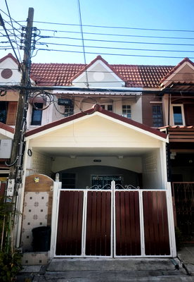 Townhouses for sale Wang Thonglang : CS588 ‼️ Selling for almost half the market price! Yensuk Village, Ladprao 87. Price under 3 million baht.