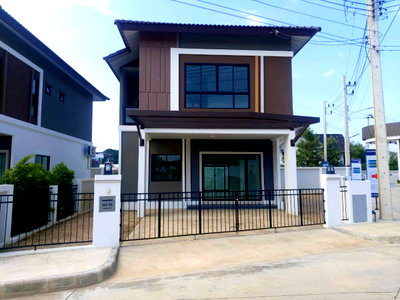 Houses for sale San Kamphaeng Chiang Mai : House for sale facing the garden in Krankanok Ville 26, San Klang.
